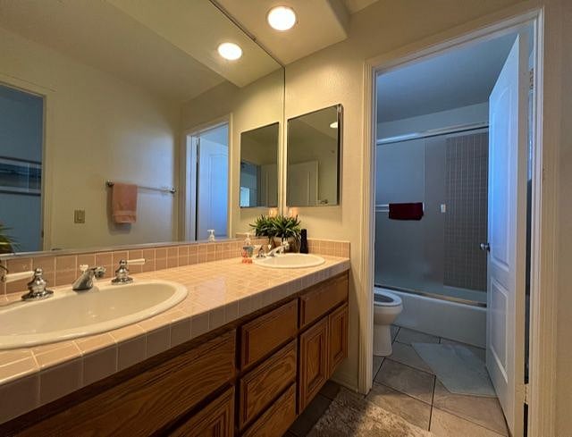 Upstairs Hallway full bathroom, has a double vanity and shower/tub