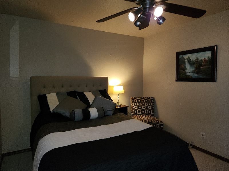 Second bedroom with full size bed.