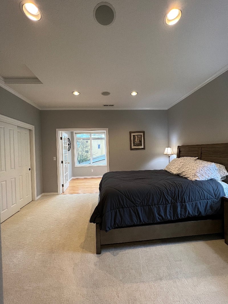 Queen Bed with 2 large closets