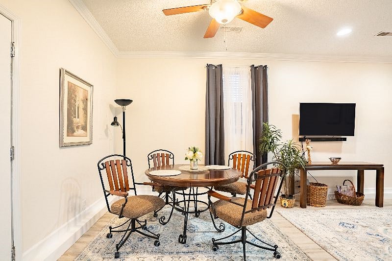 Dining area, table can be used as a desk