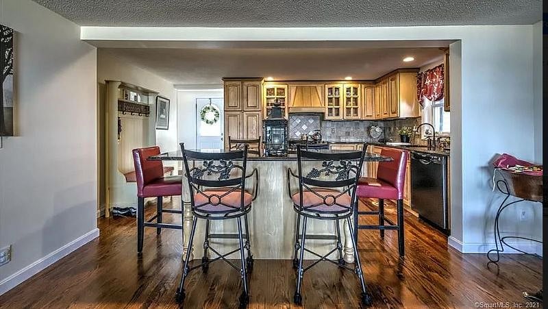 Fully furnished kitchen.