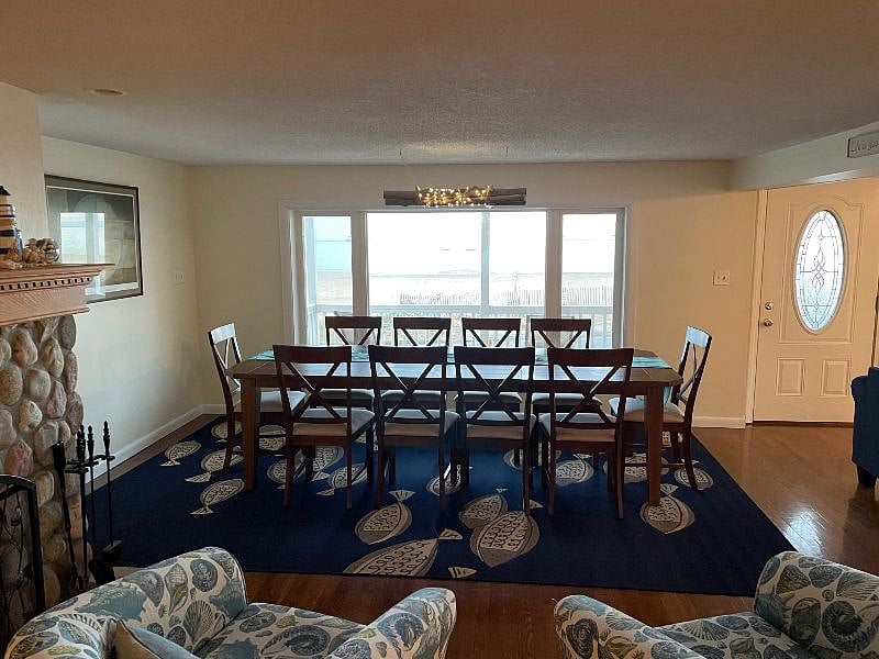 10-person table.