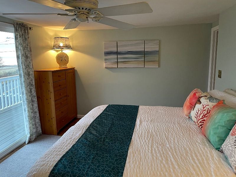 King Ocean View. Balcony access.Comforter and Linens provided, all laundered in hot water in between guests. 