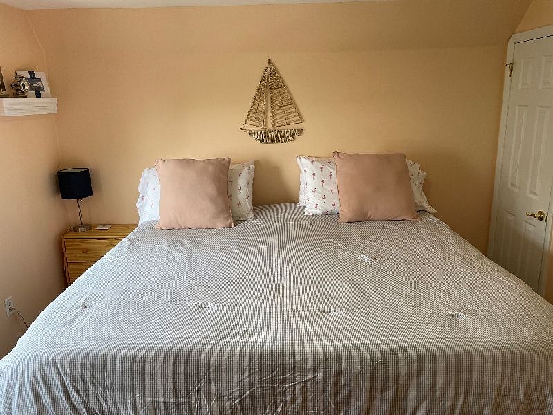 King. "Princess Bed" (meaning high). Partial Ocean View. 