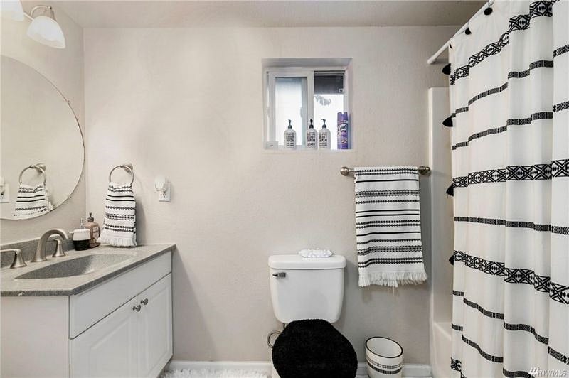 Unit B Bathroom