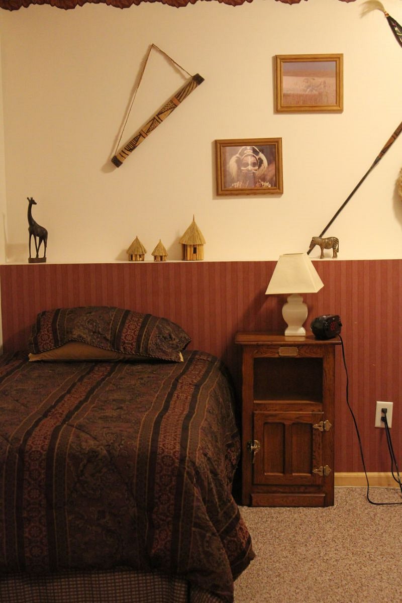 African room with two twin beds