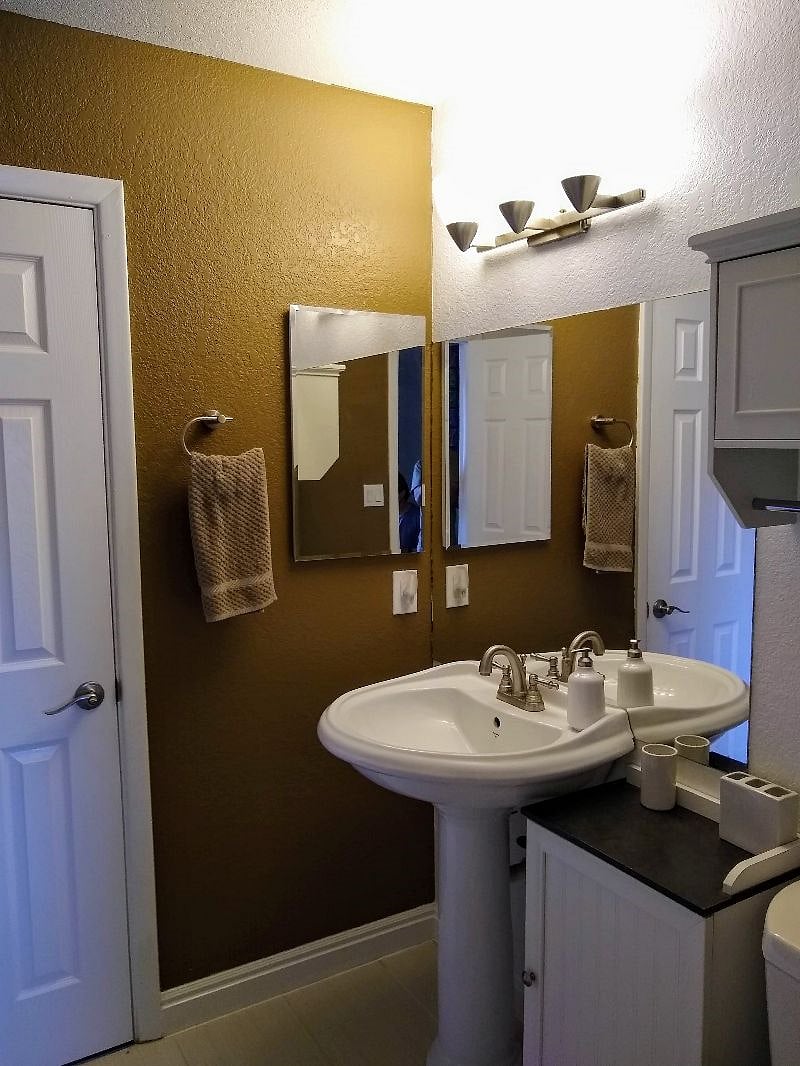 Bathroom pedestal sink