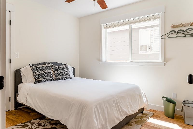 3rd bedroom
downstairs with queen bed