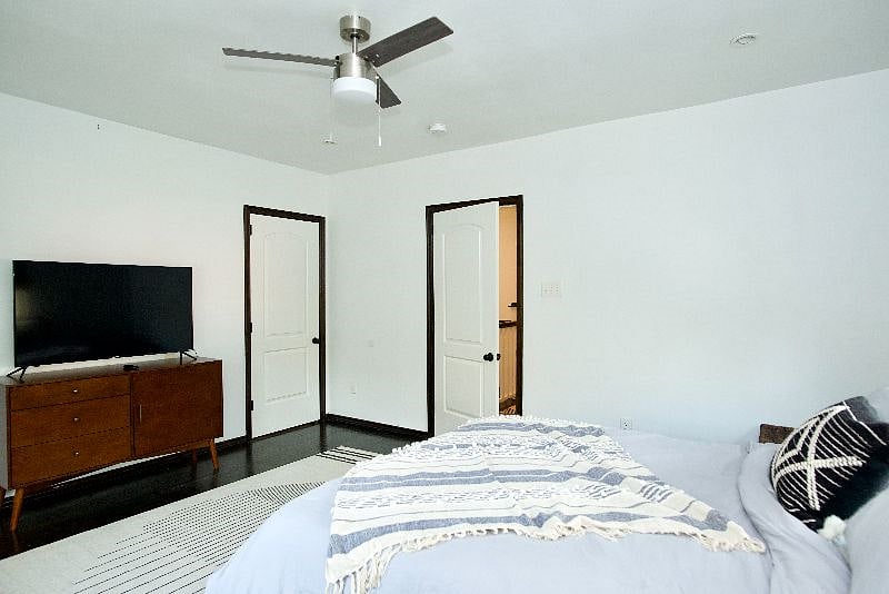 2nd bedroom w/queen-sized bed and TV