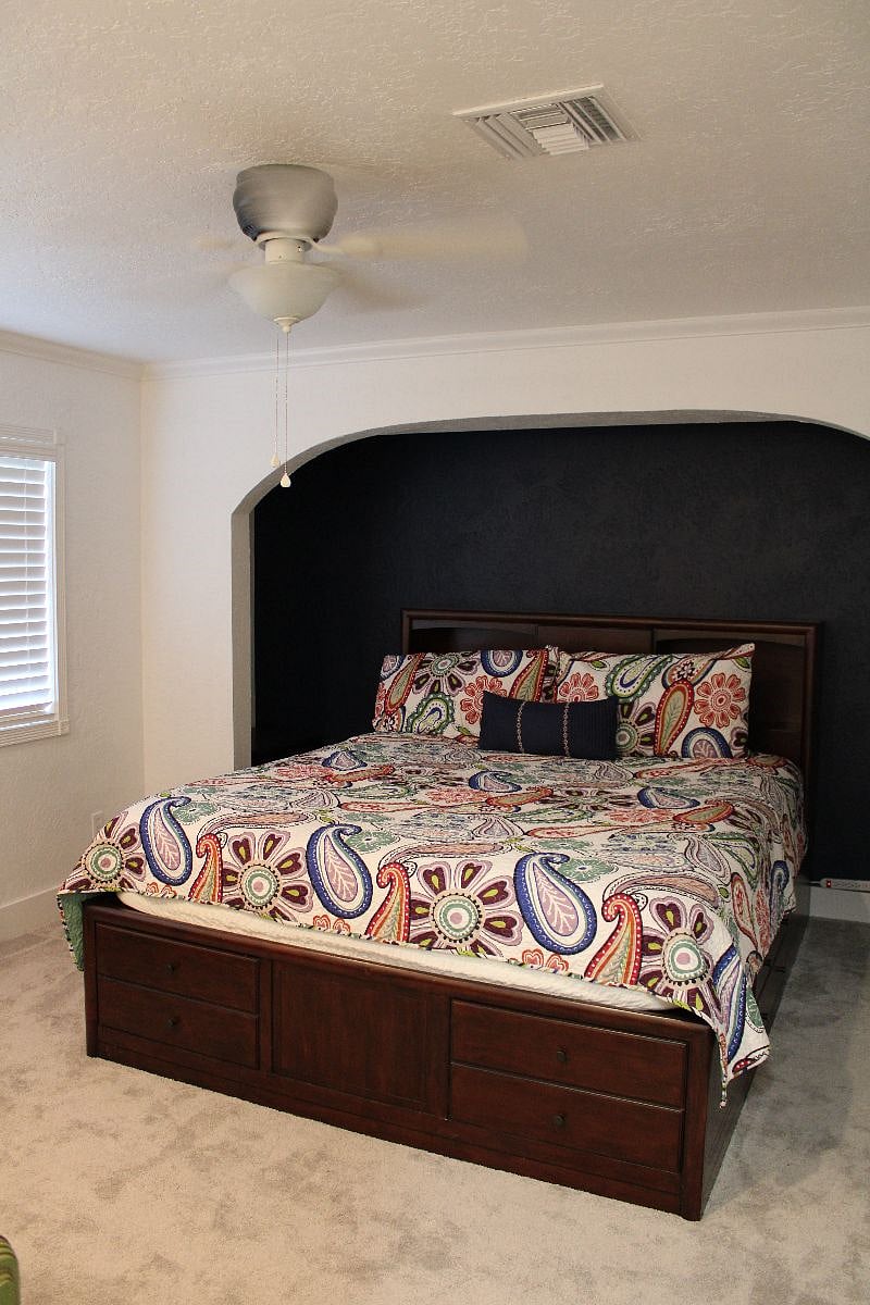 Kingsize bed, ensuite.