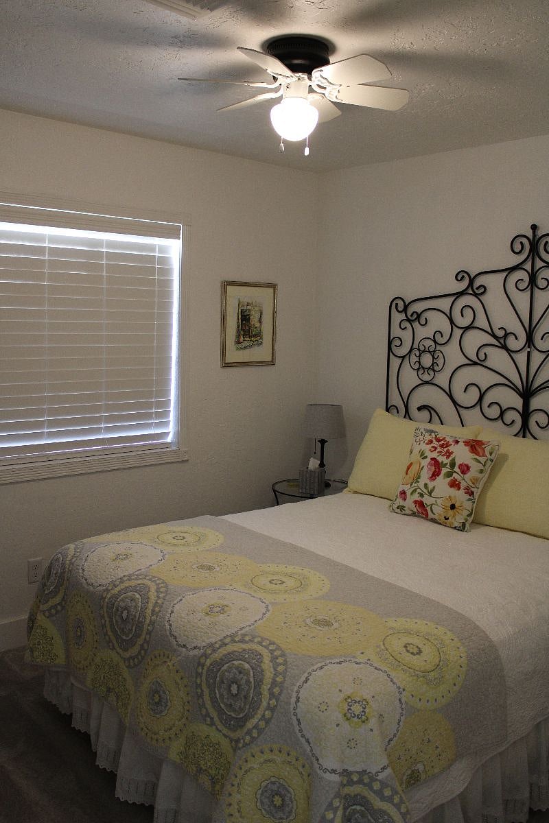 middle bedroom queen size bed. 