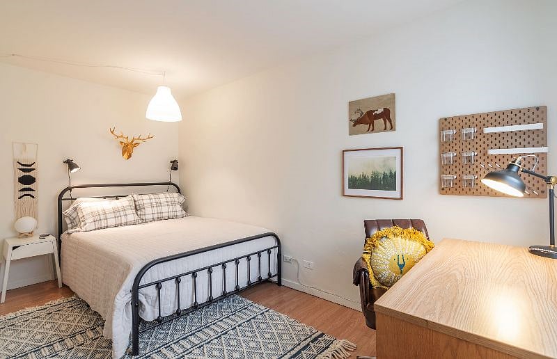 Queen size casper bed. Extra linens included in closet.