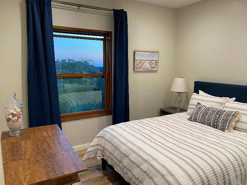 Queen size bed and spacious closet. Enjoy ocean views from bed.