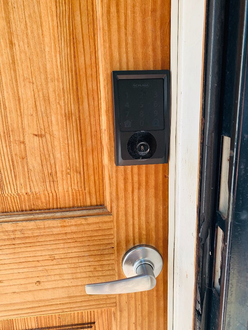 Self check-in with smartlock