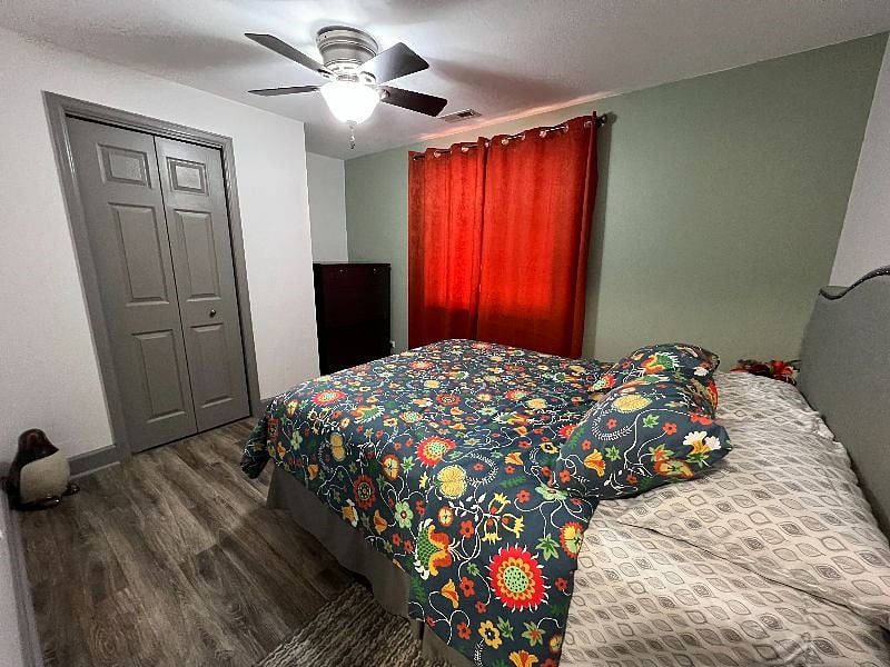 Queen bed - Bedroom