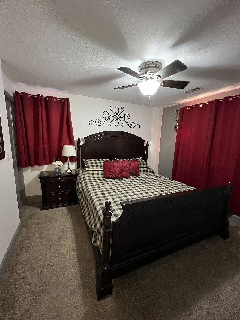 King bed with darkening shades - Bedroom