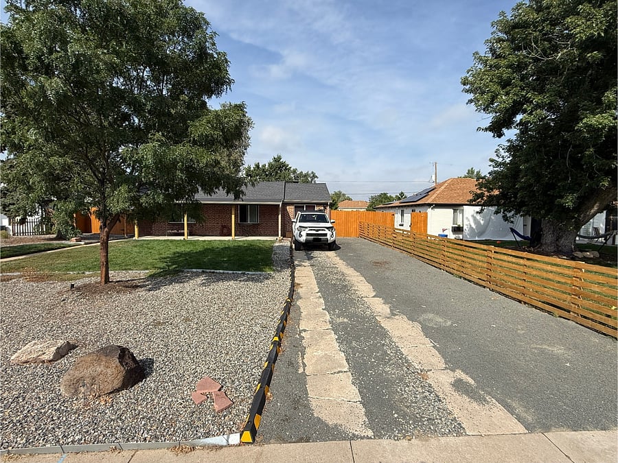 Large front parking driveway.