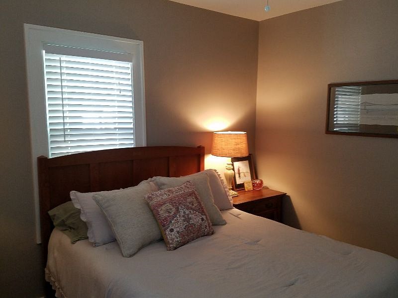 Back Bedroom (Full Bed)