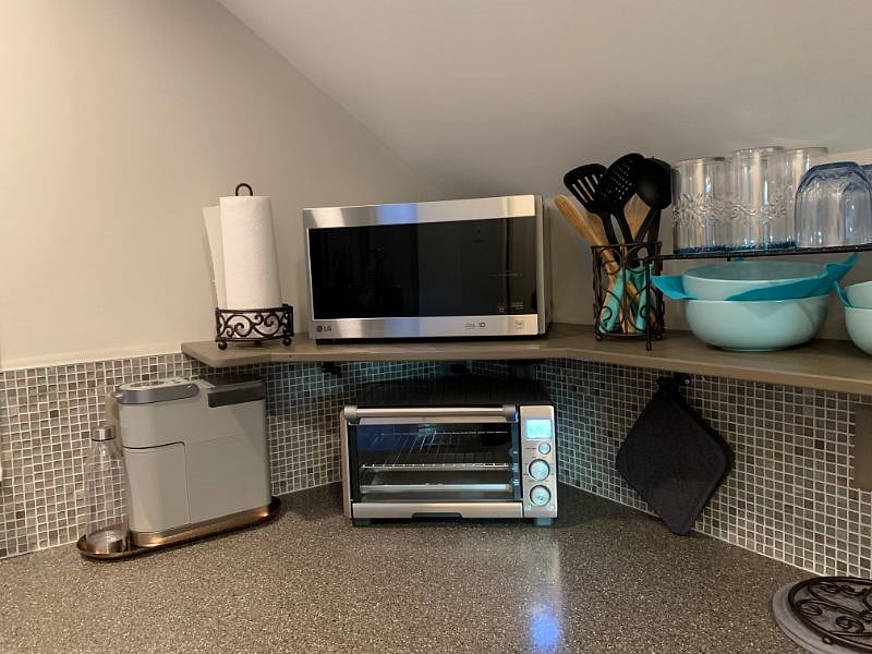 Appliances [Hot Plate is in cabinet]