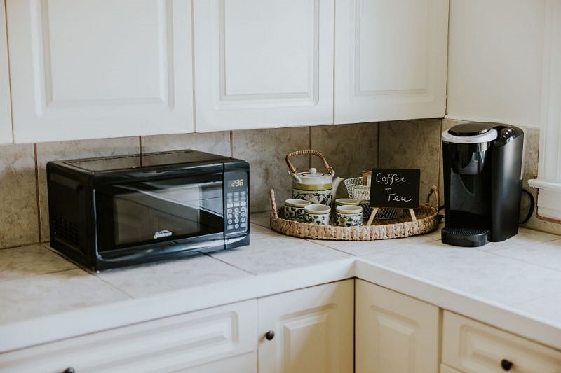 Coffee bar with single serve Keurig machine