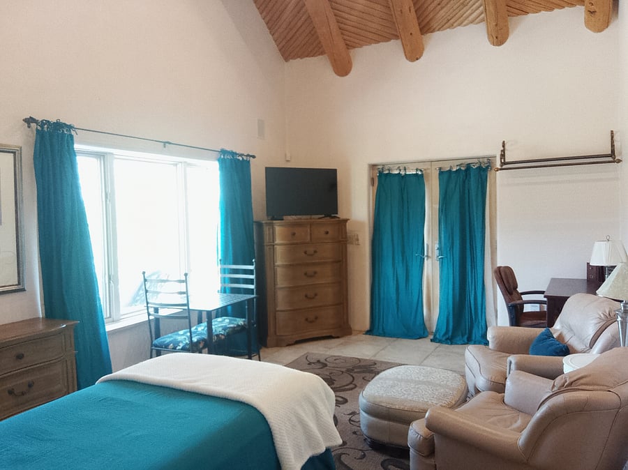 The "Chez Valerie" Studio
600 sqft, kitchenette, laundry, bath, walk in closet, private patio area.