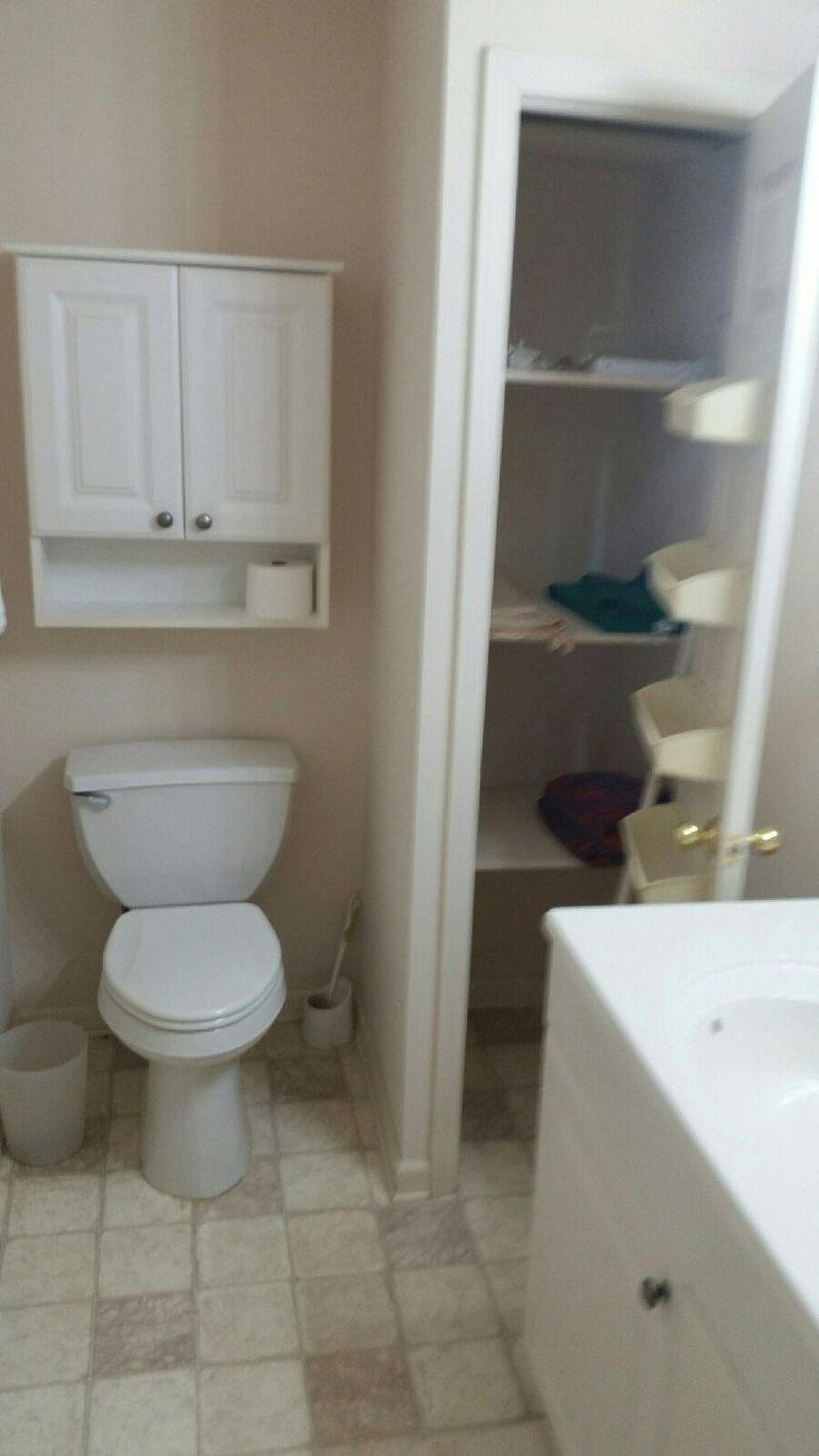 Master commode and closet 
