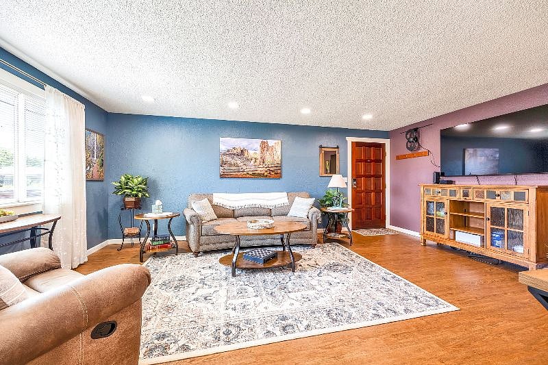 Living area includes comfortable furnishings, Smart TV, Antenna for local viewing, 2 headphones, assortment of games, books and travel Oregon information
