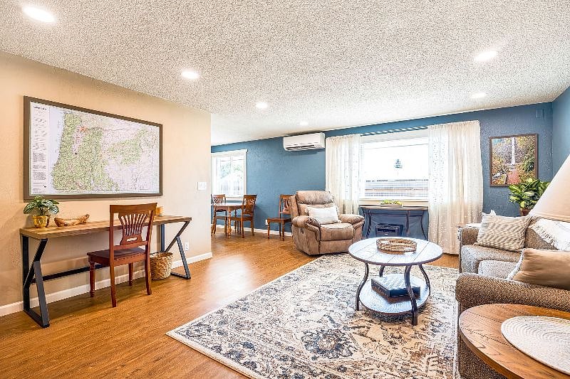 Living area includes a desk and a WIFI printer for your convenience. Oregon theme includes a state map so you can plan your travels around our state.