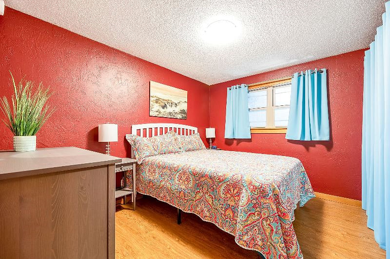 1st Bedroom has new queen size bed with foam mattress.