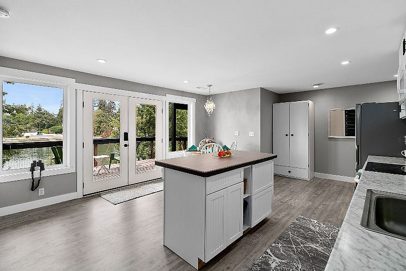 Kitchen island that faces the water