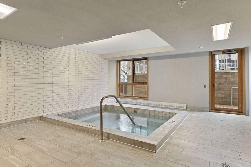 Shared amenities: hot tub with sauna and private bathrooms with shower