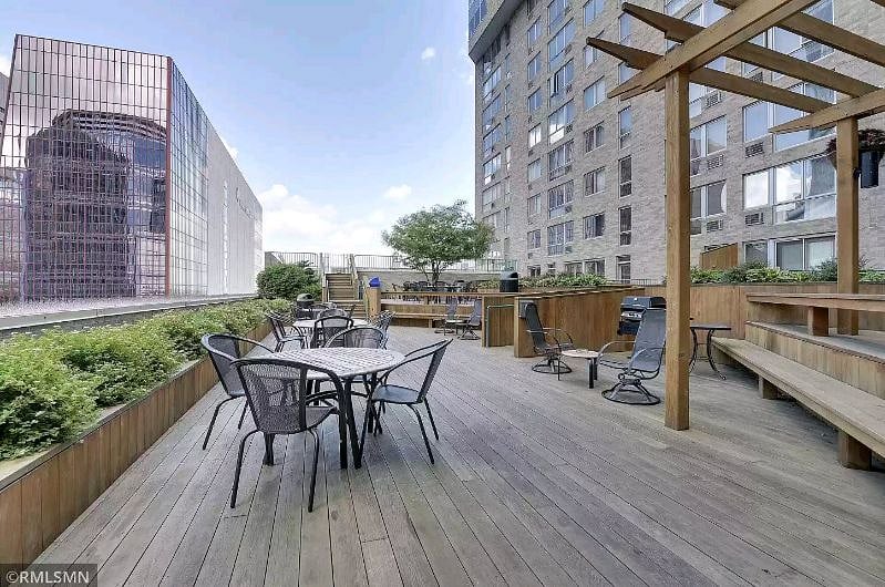 Shared amenities: outdoor deck with numerous gas grills.