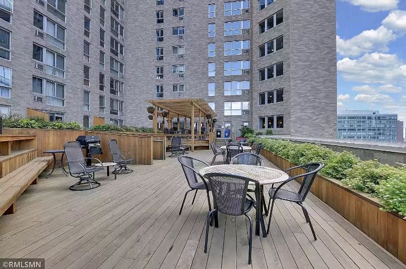 Shared amenities: outdoor deck with numerous gas grills.
