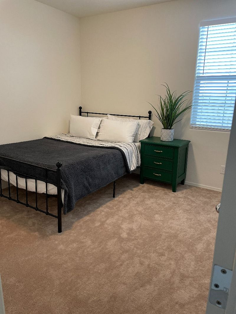 3rd bedroom with queen bedroom and walk in closet.