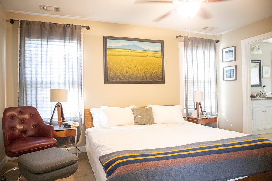 Master Bedroom with en-suite Bathroom and large walk-in closet