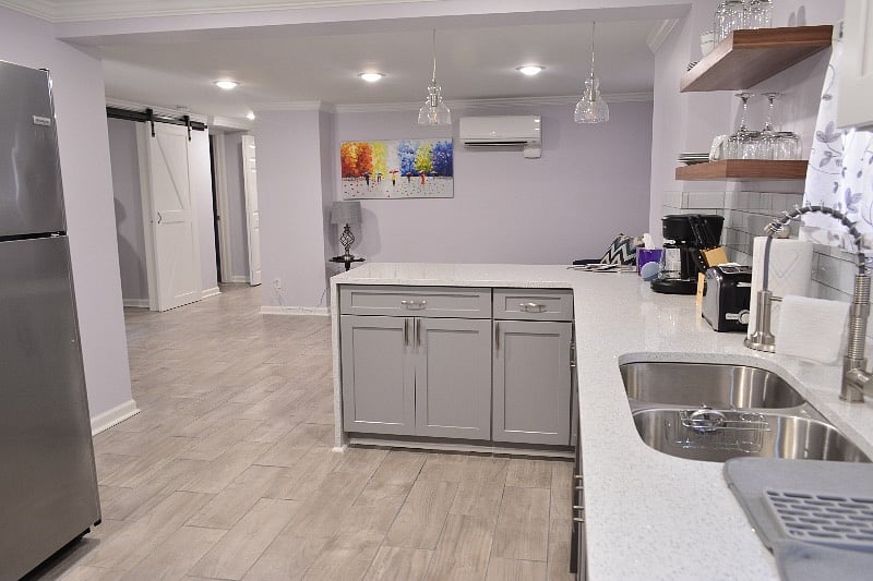 KITCHEN/LIVING ROOM