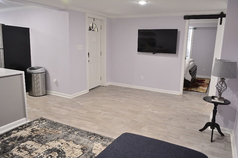 ENTRANCE/LIVING ROOM