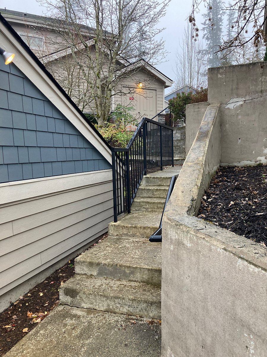 Stairs that lead down to front door 