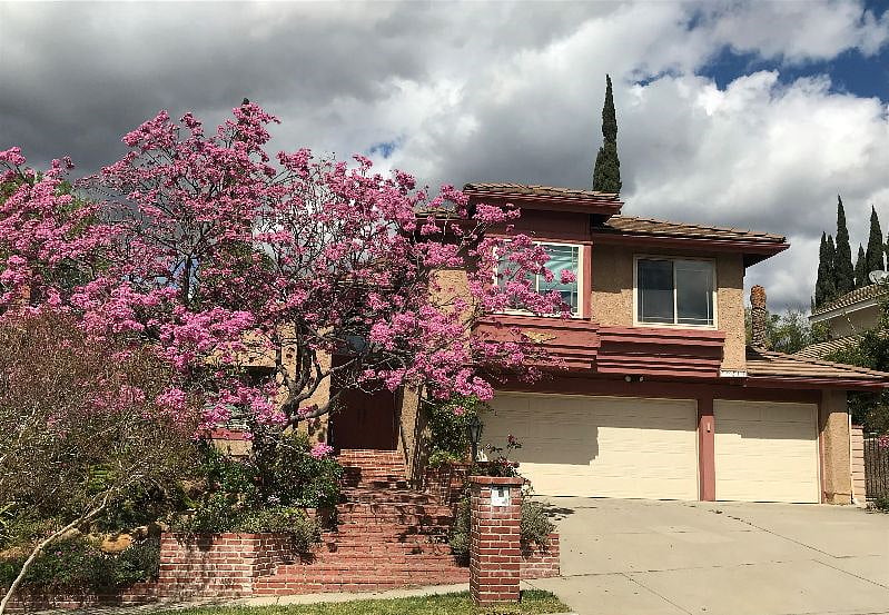 Located on a quiet cul de sac, freeway close.