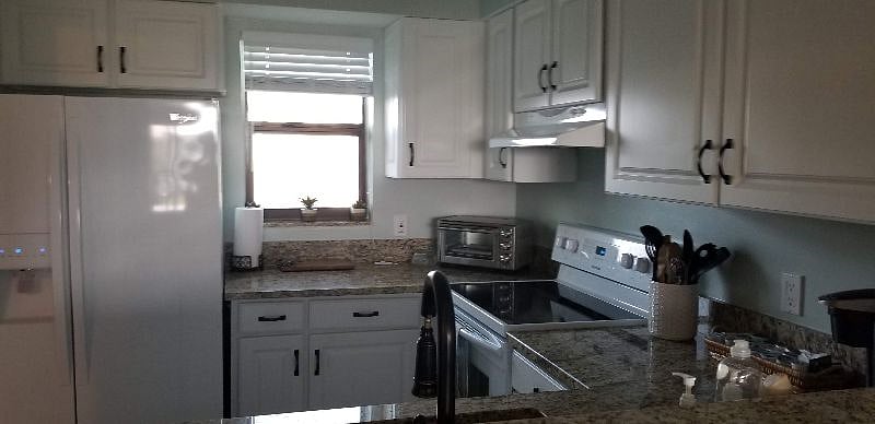 Fully equipped kitchen: dishwasher, fridge, stove top, Keurig and more to be able to cook completely in your own place.