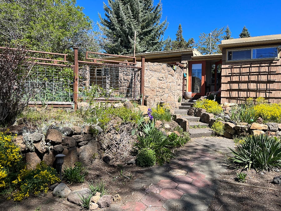 parking and yard and back with a little deck. Residential area off quiet alley.
this is the entrance