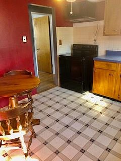 Kitchen, Stove/Oven, Microwave, Table 2 Chairs