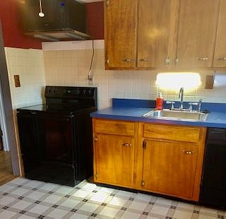 Kitchen, Stove/Oven, Microwave, Sink