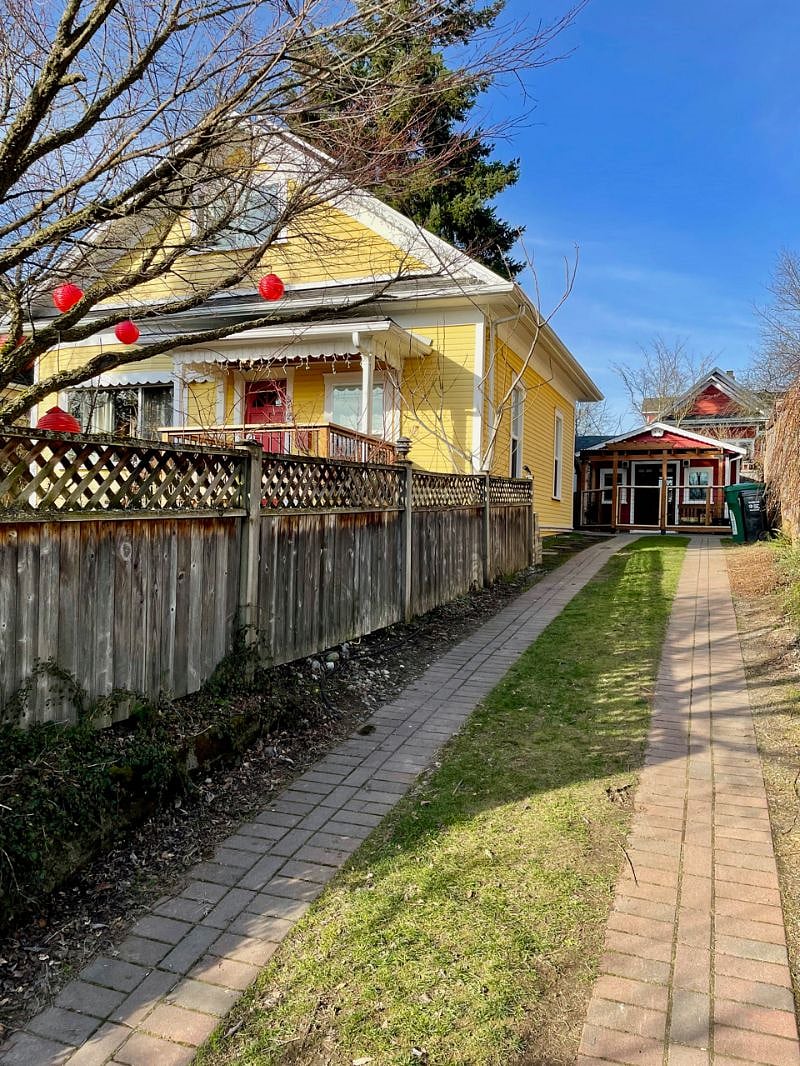 Your Cozy private Cottage is tucked in a quiet corner of popular Ballard.