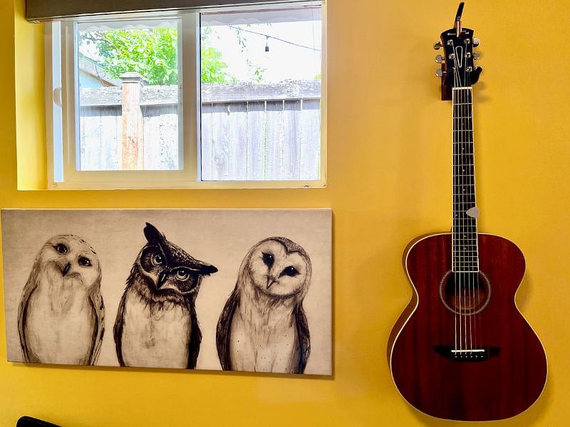 A guitar for your use and some art we love!