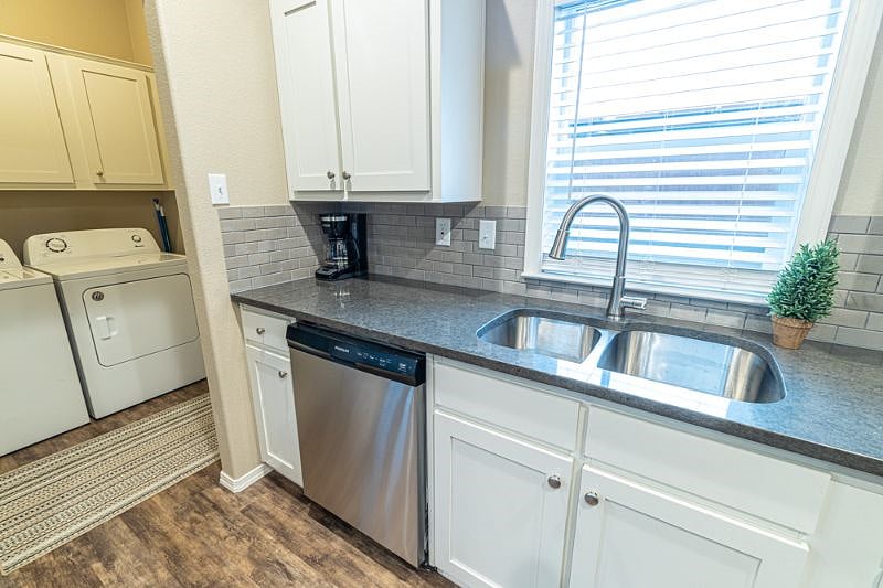 KITCHEN / LAUNDRY