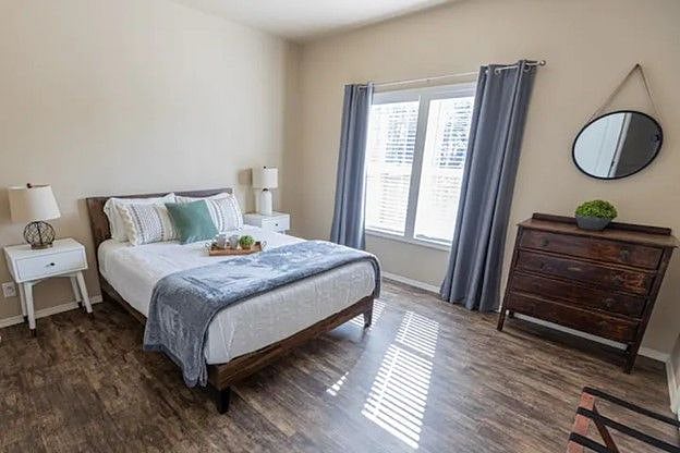 BEDROOM / QUEEN BED