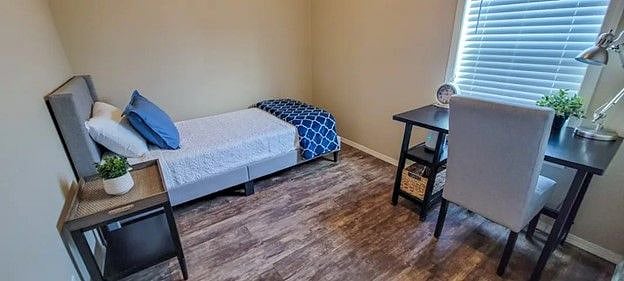 BEDROOM / TWIN XL BED