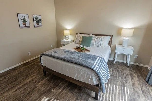 BEDROOM / QUEEN BED
