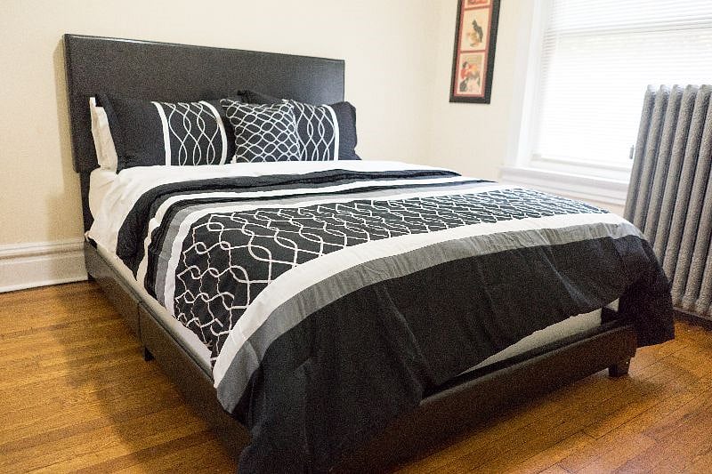 Queen bed in bed 2